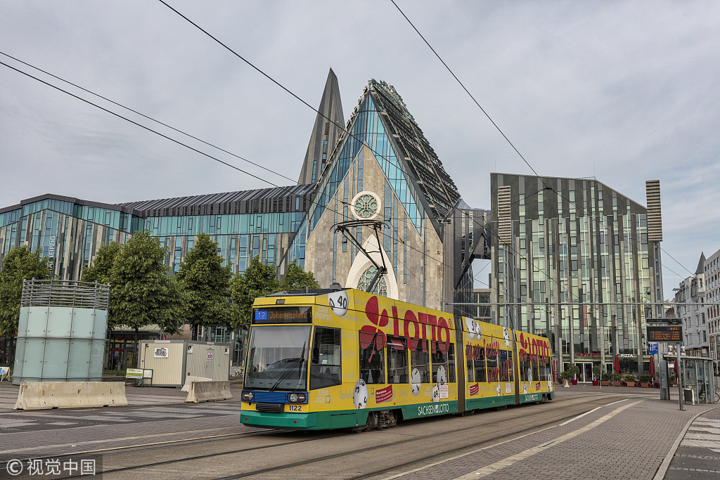 VCGTram passing through Augustus Square in front of the University of Leipzig's Paulinum41N899720784.jpg